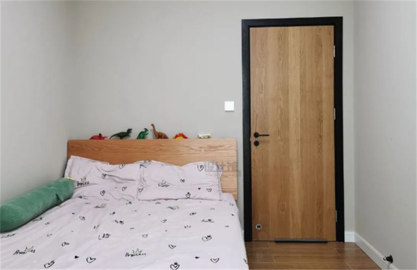 千万不要床头靠房间门摆放,门外人来回走动,影响睡眠不说,还能一眼能