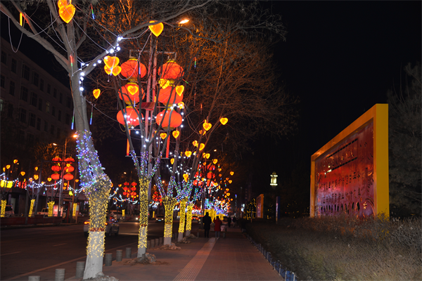 靖边县城夜景灯光主干道彩灯已经点亮据了解,该县城区长城路,林阴路