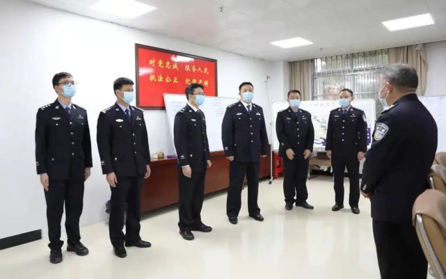 在上思县,王书陆一行走访慰问了因公牺牲民警黄健父母