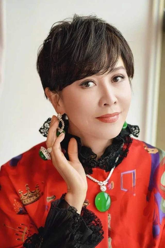 刘嘉玲的翡翠太美了!三件套全是顶级帝王绿,隔着镜头都滴出水来