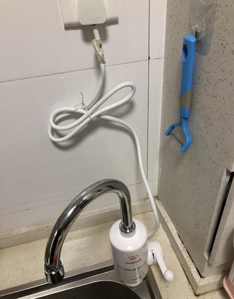 电热水龙头属于即热式的,就是在出水的瞬间把水加热.