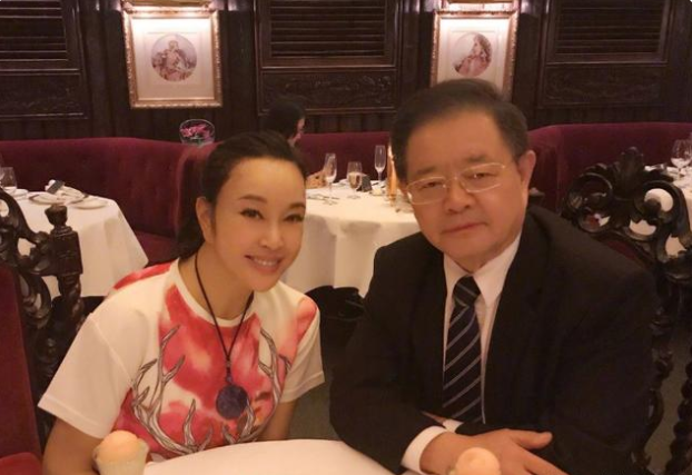 刘晓庆晒与80岁四婚富豪老公合影胸前戴大块福牌被指像两代人
