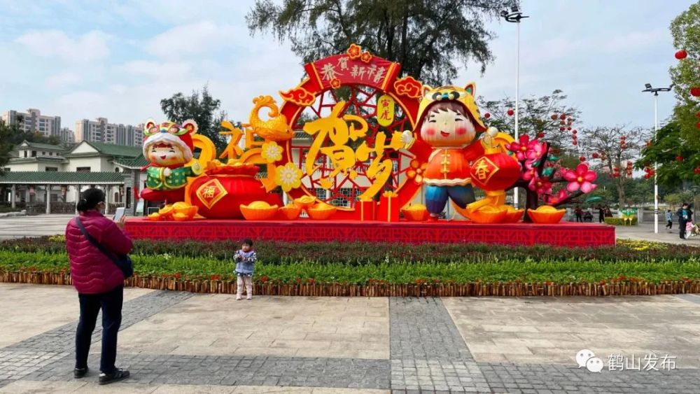 主要街道同時佈置了大型燈飾和鮮花組景鶴山公園等地分別在北湖公園