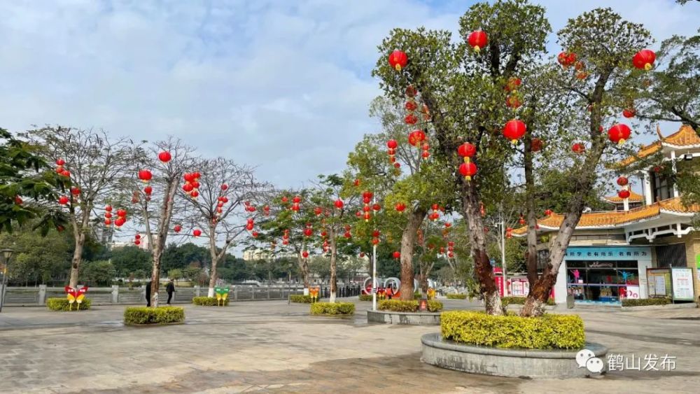 主要街道同時佈置了大型燈飾和鮮花組景鶴山公園等地分別在北湖公園