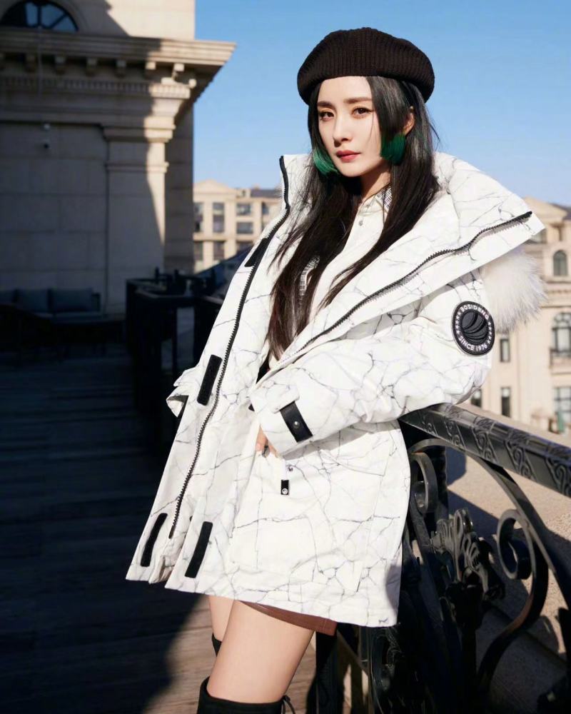 杨幂穿白色oversize外搭,搭配黑色高筒靴,显瘦还显高插图3