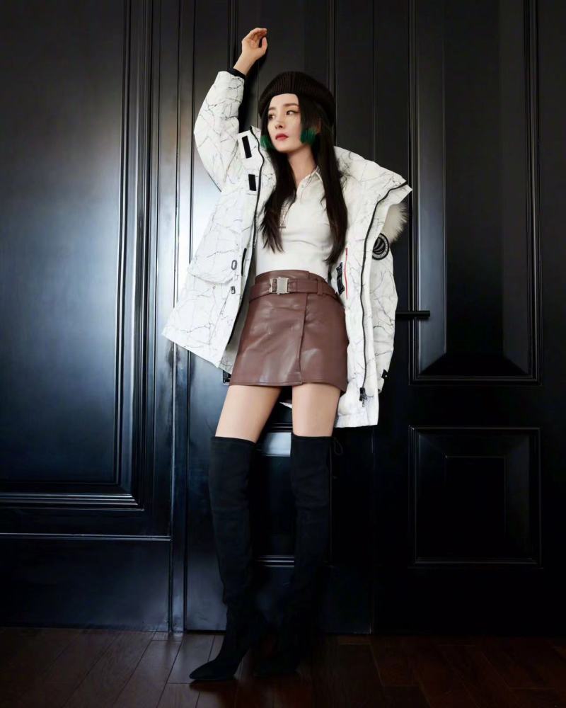 杨幂穿白色oversize外搭,搭配黑色高筒靴,显瘦还显高插图4