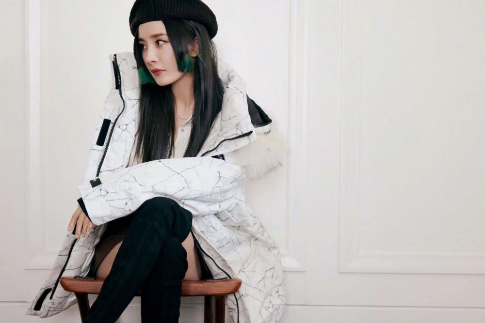 杨幂穿白色oversize外搭,搭配黑色高筒靴,显瘦还显高插图