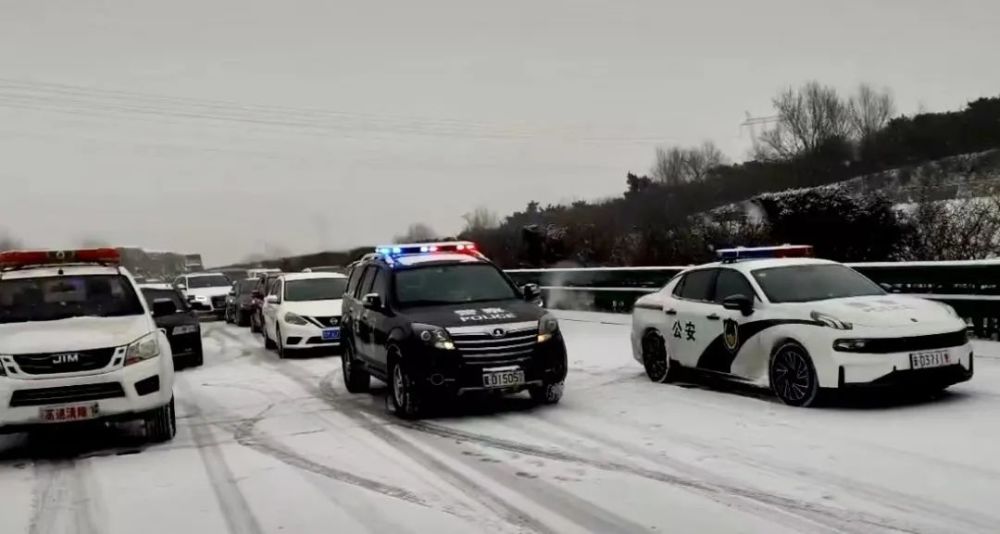 高速交警與養護部門進行除雪融冰後,警車鳴笛