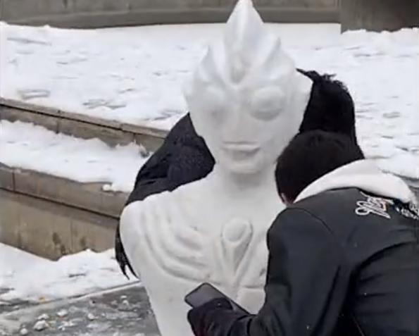 天津一高校男生雪后合力堆奥特曼惊艳同学得知其专业网友沉默了