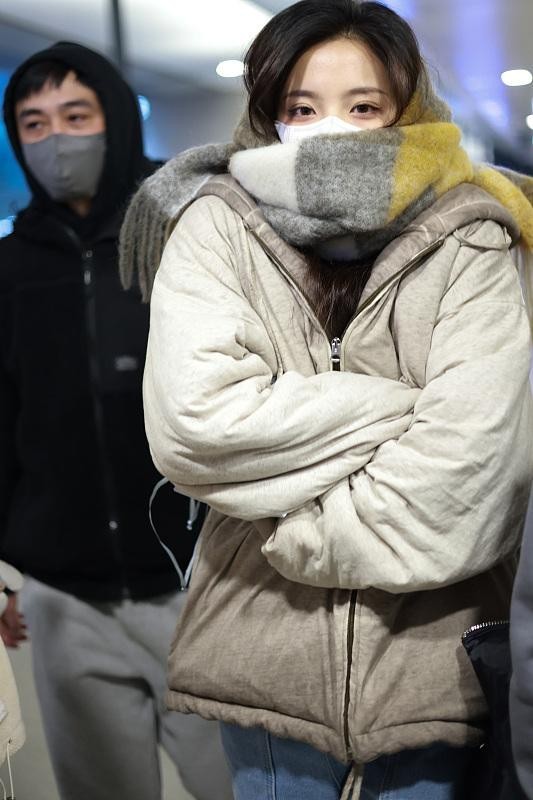 杨超越太怕冷了吧裹着衣服里瑟瑟发抖幸好颜值高不显土气