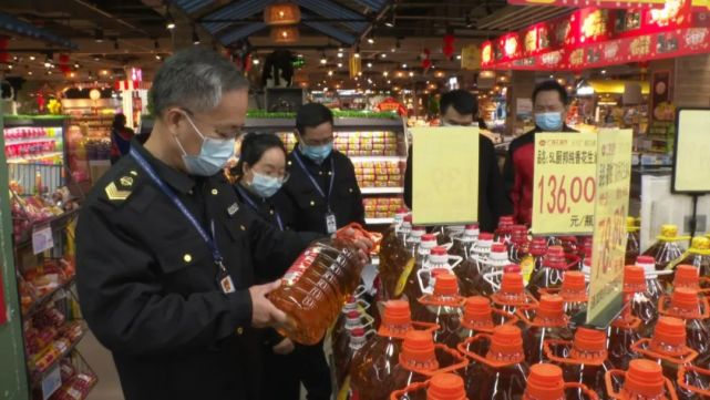 新春走基層廣大市民群眾放心買買買年貨市場備貨足