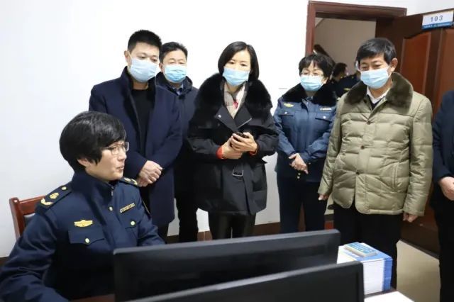 在内丘官庄联合治超站,调研组一行听取了执法二队工作情况介绍,详细