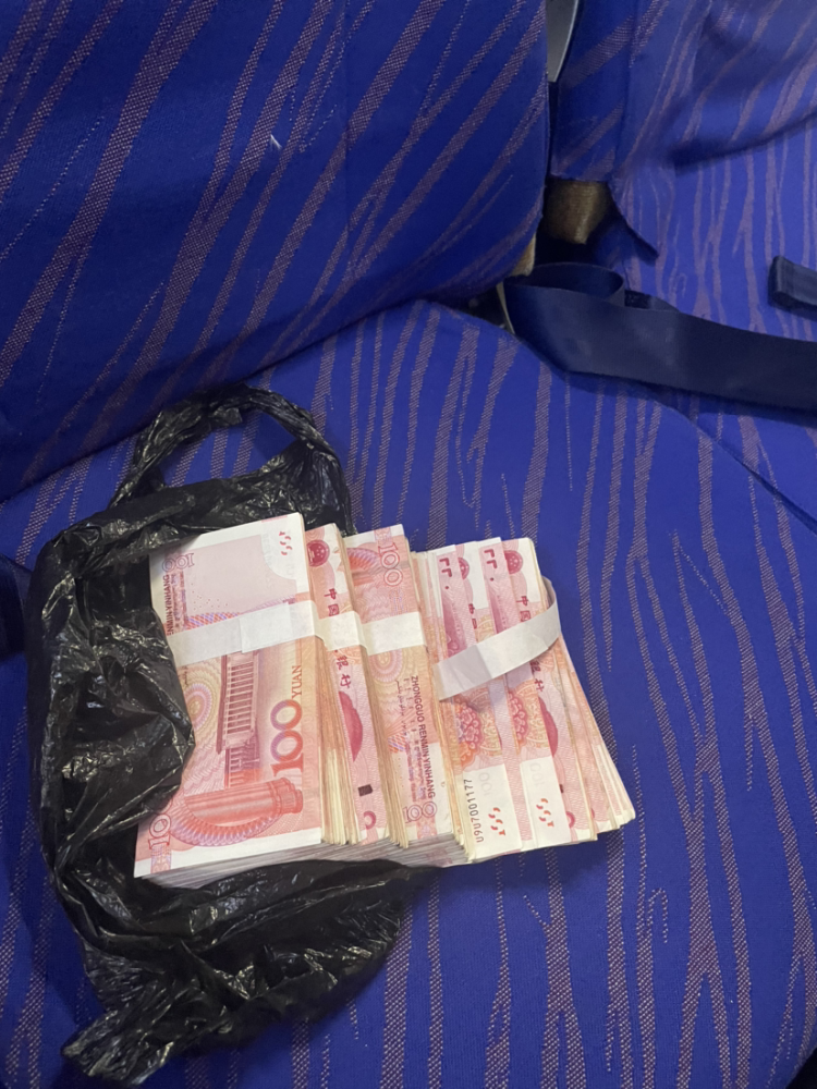 经过清点,袋子里的现金多达4万元.见此