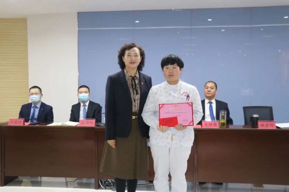 人物故事急诊科易晓芳坚守战疫一线做好疫情防控的守门人