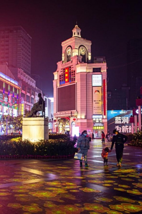 春熙路步行街已经完成沿途绿植,偏暗街区,楼体立面,中山广场的亮化