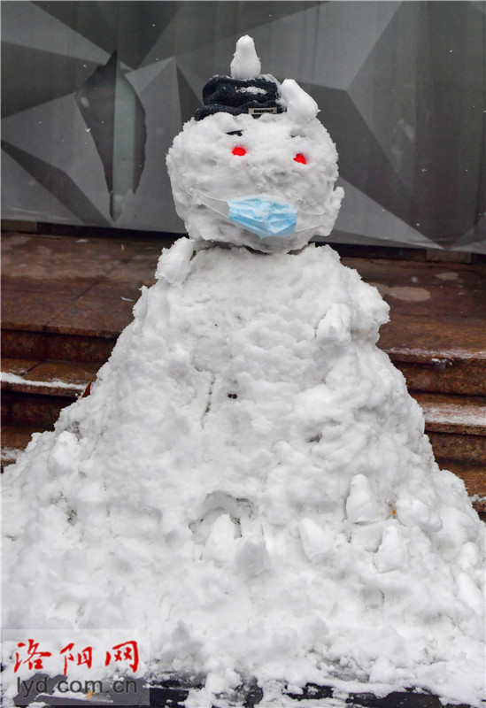 戴口罩的雪人小狗熊猫在孟津区小浪底大道十字路口的"大象""大侠"(洛