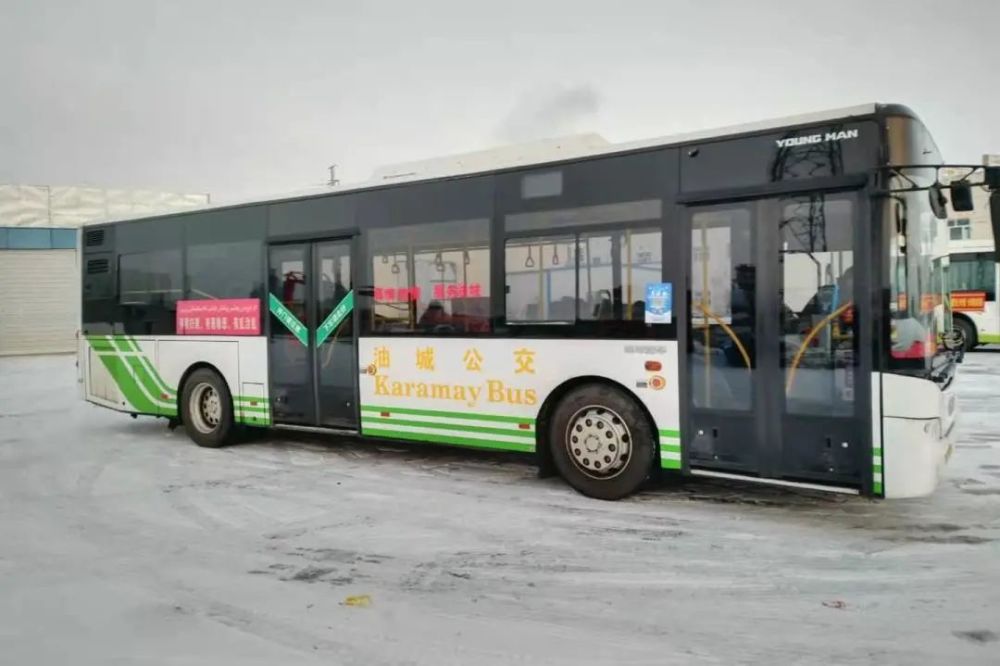 龙山滑雪场大巴图片