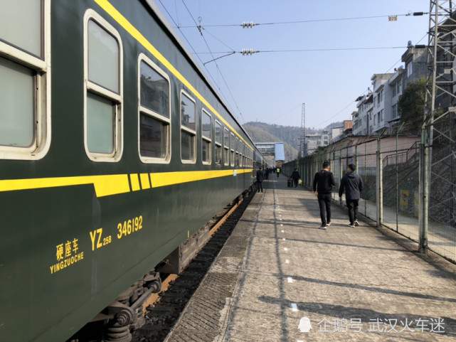 列车停靠大竹园站办客,别看大竹园站现在是小站,每天也只有一对小票车