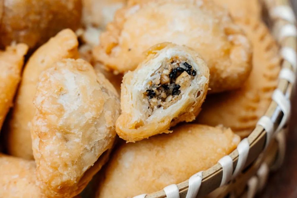 煎堆酥角广州人不顾热气也要吃的过年限定