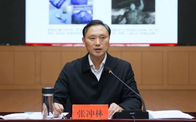 区委书记张冲林主持召开区委理论中心组扩大学习会暨区委书记冬训第一