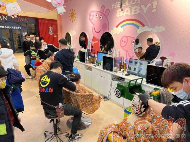 西安一儿童美发店顾客排队五六个小时理发师忙到手软
