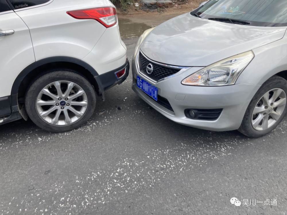 要紧吴川发生车辆追尾事故现场