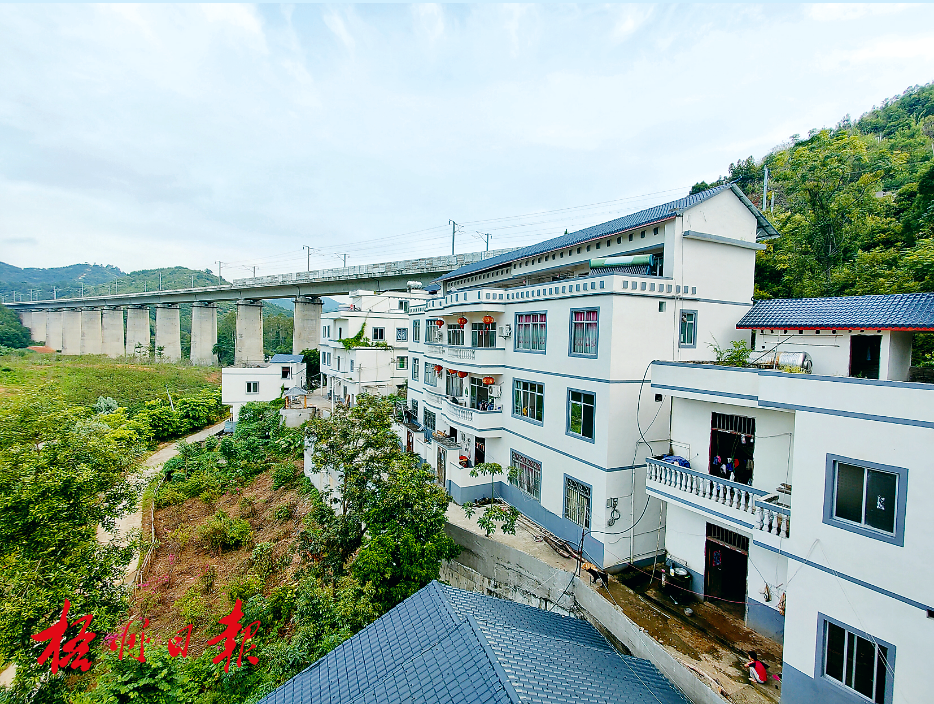 2021年8月18日,藤县藤州镇丽新村房屋外墙白净,屋顶样式古朴.