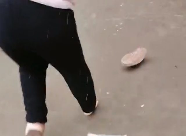 浙江一女子在家闲玩时,相亲对象突然上门,吓得女子鞋子都跑掉了_腾讯