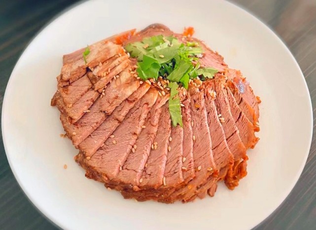 第八道:酱牛肉,这也需要提前几天卤好放冰箱保存,吃的时候切片摆盘,撒