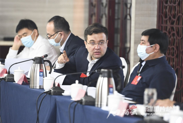 1月24日,夏帕克提·吾守尔代表在参加阿克苏地区代表团分组审议时,就