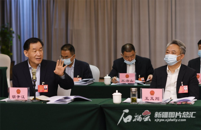 1月24日,胡开江代表在参加昌吉回族自治州代表团分组审议时,就如何