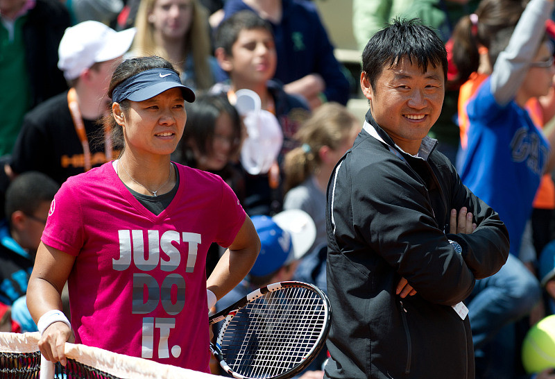 提前拜年网球巨星李娜少见露面妆容精致