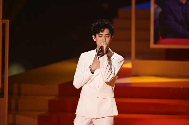 一路披荆斩棘宝藏男孩张宏宇勇夺星光大道2021年度总冠军