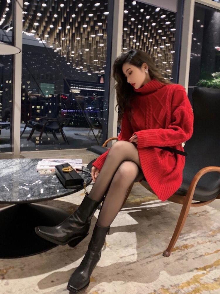 黑丝袜,这样更能塑造性感魅惑的气质,搭配中长靴会气到修正腿型的作用