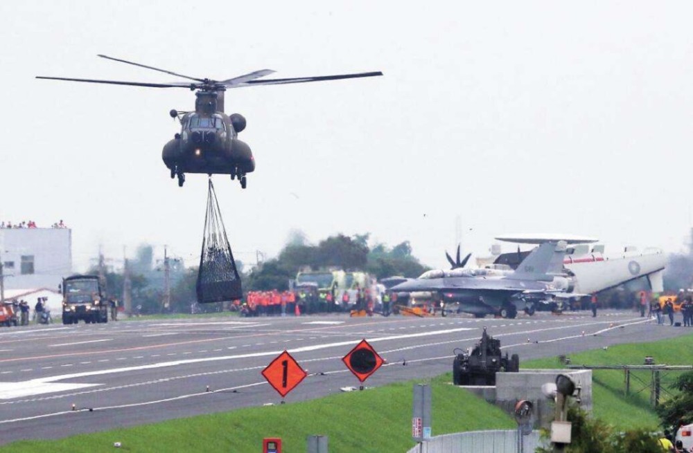 如果飞机起降失败冲出战备高速公路,飞机只能迎来机毁人亡的结局.