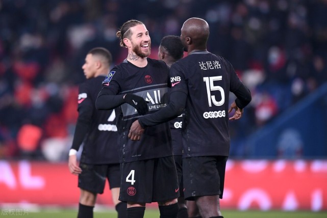 人挪活,拉莫斯转会巴黎的时候,梅西还在巴萨.