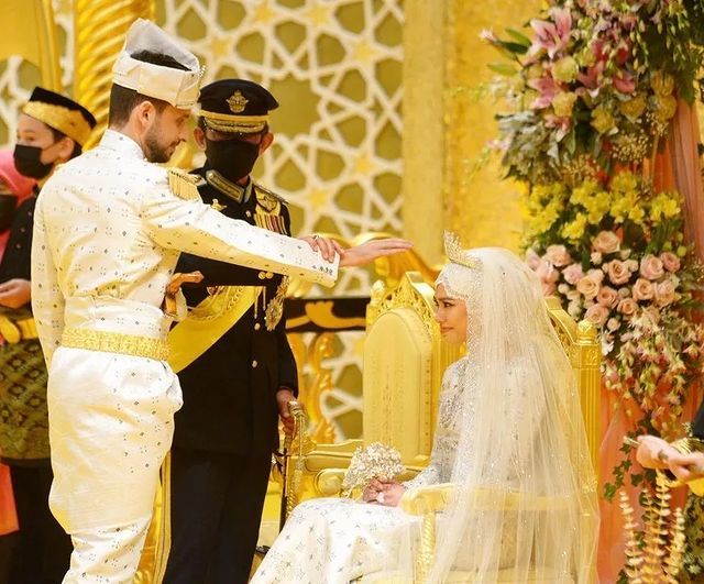 文莱36岁公主大婚,婚礼持续一个星期,坐在金色宫殿中满身钻石