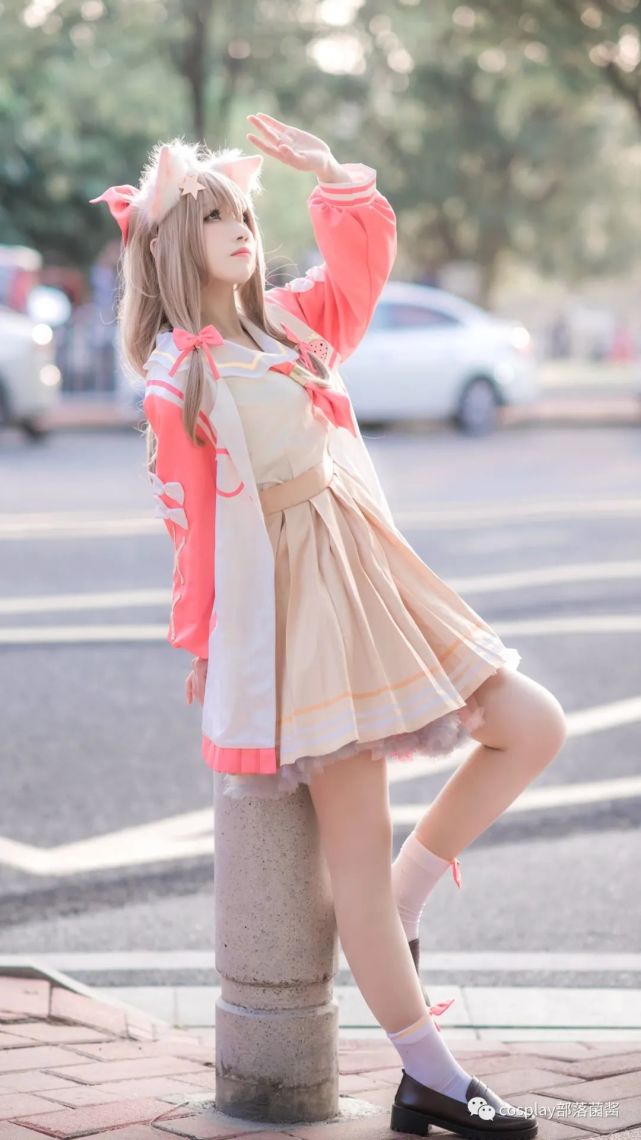 cos5:漫展上贪吃的67嘉然@衣衣