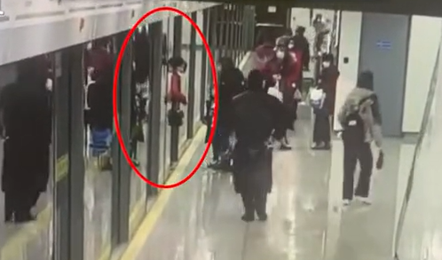 上海地铁女乘客被屏蔽门夹住经抢救无效身亡