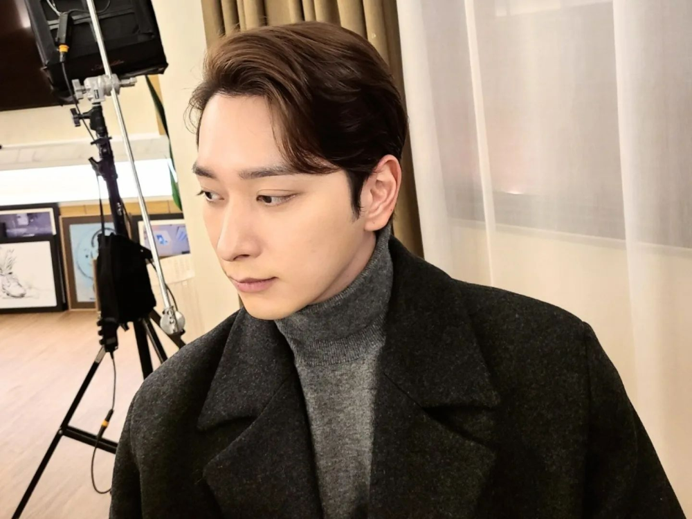 "作为2pm成员的黄灿盛,为了在不久的将来也能给大家展现更好的一面,我