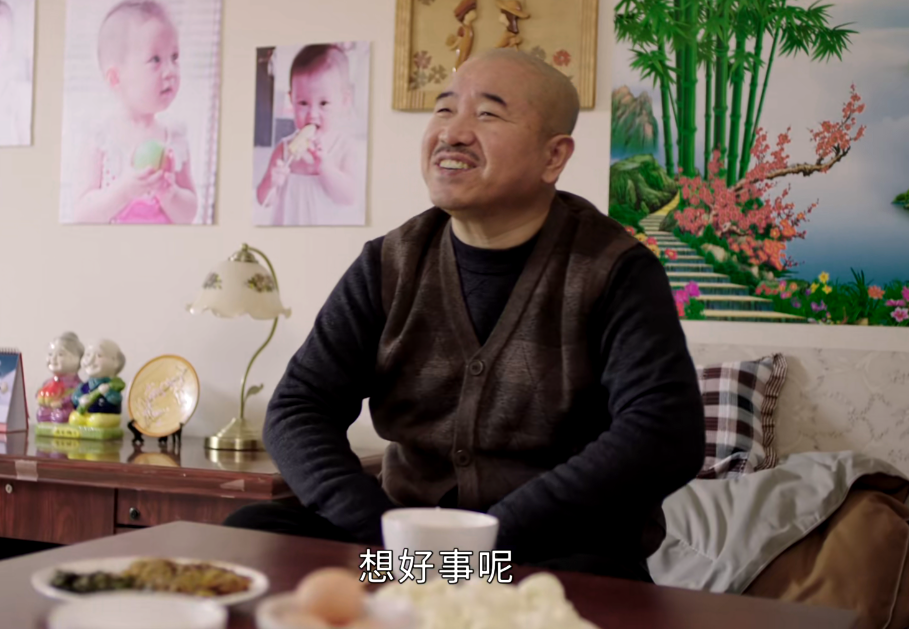 剧情一开始王小利饰演的刘能躺在炕上,背景音乐还是熟悉的东北小调