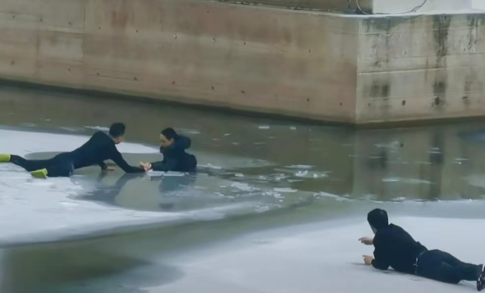 河北三河18岁男孩走冰面不慎落水两名男子卧冰救人男