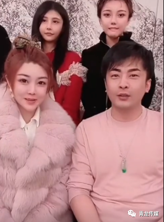 昨晚直播时,辛巴,初瑞雪带着徒弟们拍照留念,猫猫素颜出镜站在身后