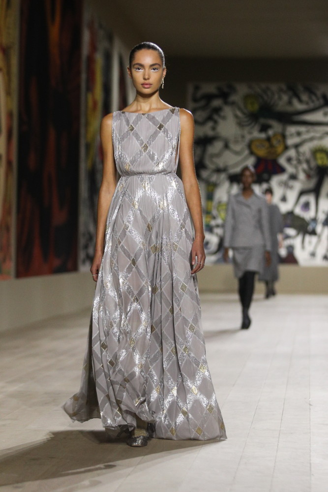 1月24日,在法国巴黎高级定制时装周上,模特展示迪奥品牌的2022春夏