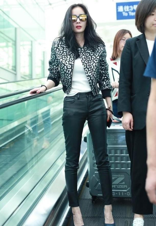 杨幂大冷天不好好穿衣服外套耷拉着露出小背心配皮裤挺有个性