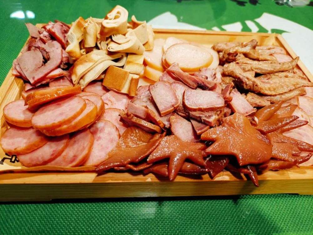 第三道就是熏酱拼盘,东北人比较爱吃荤的,所以不仅限于是肉,就连各种