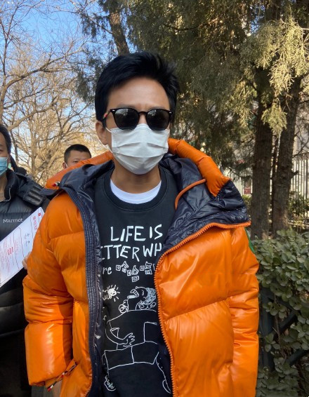 邓超或有望首次登上春晚的舞台,只见他身穿着橘黄色羽绒服,戴着黑色