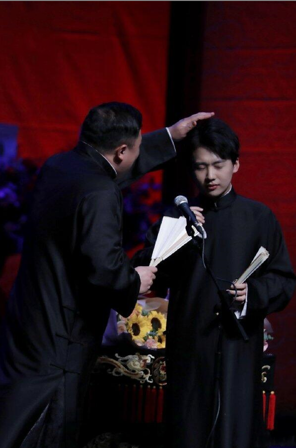阎鹤祥深夜晒照庆与郭麒麟合作10周年,网友:想过寡妇失业吗?