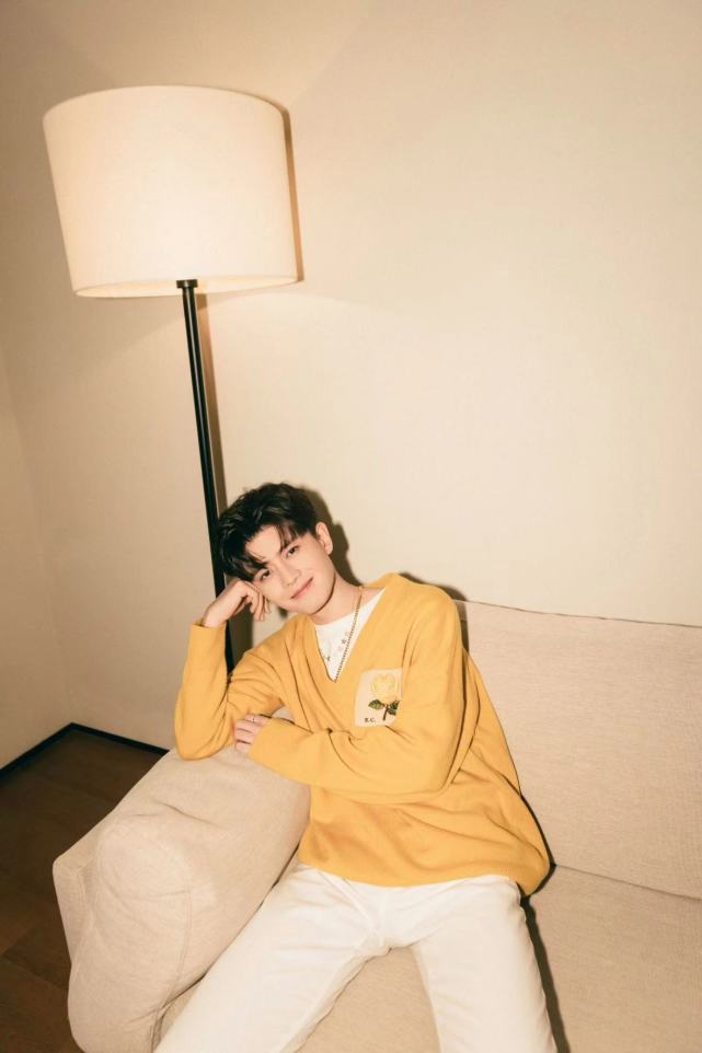 任嘉伦穿黄色针织衫好显白,搭配白色休闲裤,阳光可爱又帅气