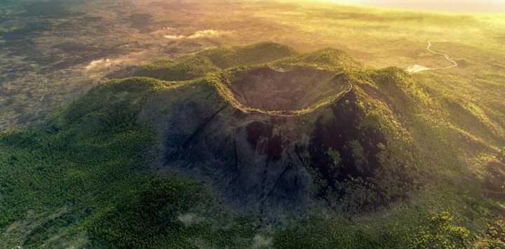 死火山都是不會再爆發的火山;休眠火山是之前爆發過,但爆發之後地質